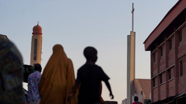 Католическая церковь Святого Иосифа и центральная мечетью в Кадуне, Нигерия (Фото Marvellous Durowaiye / Reuters)