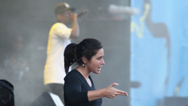 Американский переводчик жестового языка Холли Маньяти выступает во время фестиваля Lollapalooza 2013 (Фото Taylor Hill / Getty Images)