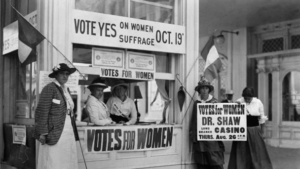 Активистки у стенда за женское избирательное право, Нью-Йорк, 1914 год (Фото Getty Images)