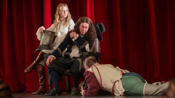 Актеры Александра Ребенок в роли актрисы Мадлены Бежар, Константин Хабенский в роли Жана-Батиста де Мольера и Иван Дергачев в роли Дю Круази (слева направо). Показ спектакля режиссера Юрия Квятковского «Кабала святош» (Фото Артура Новосильцева / Агентство «Москва»)