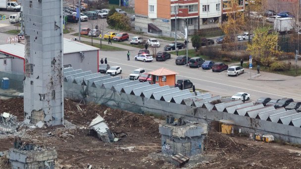 Вид на территорию горнолыжного комплекса "Снежком", где при демонтаже произошло обрушение части колонны (Фото Сергея Булкина / ТАСС)