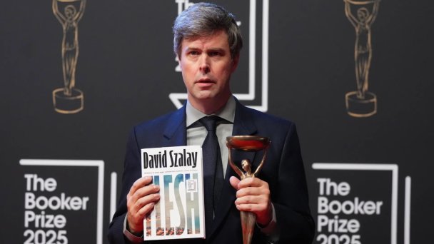 Писатель Дэвид Салэй с романом «Плоть» (Фото Getty Images)