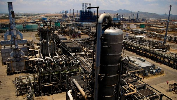 Криогенный комплекс «Хосе» в районе Пуэрто-Хосе (морской порт на северо-востоке Венесуэлы на Карибском море) является важным комплексом по погрузке нефтяных танкеров, который включает в себя нефтеперерабатывающие, нефтехимические и газокомпрессорные заводы (Фото Majority World / Universal Images Group via Getty Images)