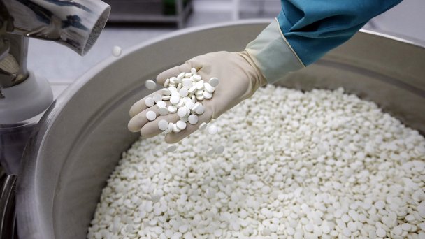 Производство препаратов на фармпредприятии (Фото Артема Геодакяна / ТАСС)