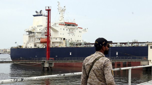 Нефтяной танкер в морском порту Карачи (Фото EPA / ТАСС)