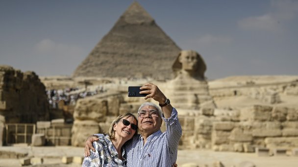 Туристы у пирамиды Гизы в Египте (Фото EPA / ТАСС)