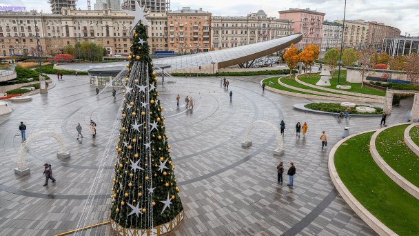 Новогодняя елка около Павелецкого вокзала (Фото Сергея Булкина / ТАСС)