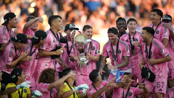 Лионель Месси празднует победу с одноклубниками после финального матча Кубка MLS против «Ванкувер Уайткэпс» (Фото Darryl Dyck / AP / TASS)