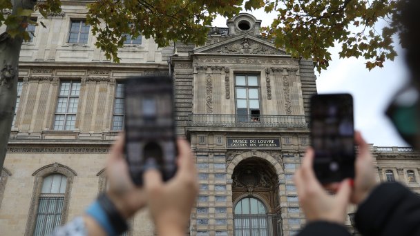 Лувр (Фото Mohamad Salaheldin Abdelg Alsayed / Anadolu via Getty Images)