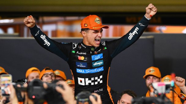 Ландо Норрис празднует победу в автогонках «Формула-1» (Фото Clive Mason / Getty Images)