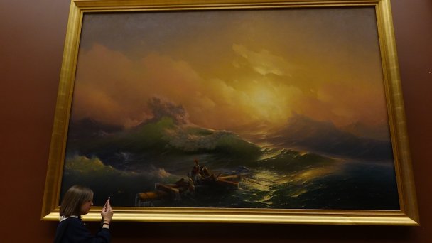 Картина Ивана Айвазовского «Девятый вал» в Русском музее (Фото Алексея Зотова / ТАСС