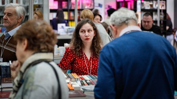 Ежегодная книжная ярмарка non/fiction 2024 (Фото Yuri Kochetkov / EPA)