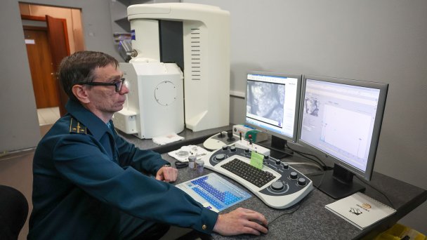 Работа Центрального экспертно-криминалистического управления ФТС России (Фото Алексея Белкина / NEWS.ru / ТАСС)