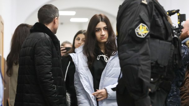 Сестры Хачатурян в Басманном суде на заседании по продлению меры пресечения, 2018 год (Фото Андрея Никеричева / Агентство «Москва»)