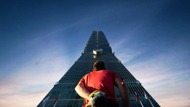 Постер шоу Skyscraper Live со скалолазом Алексом Хоннольдом (Фото Netflix)