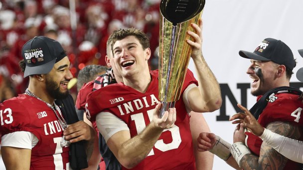 Фернандо Мендоса из «Индианы» поднимает трофей национального чемпионата (Фото Jamie Squire / Getty Images)