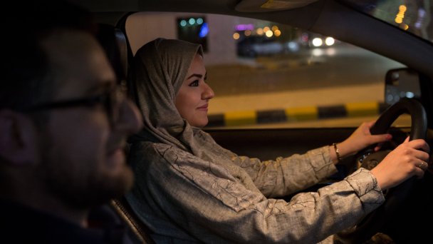 Женщина впервые управляет автомобилем на улицах Эр-Рияда после отмены запрета на вождение для женщин (Фото Gehad Hamdy / dpa / picture alliance via Getty Images)