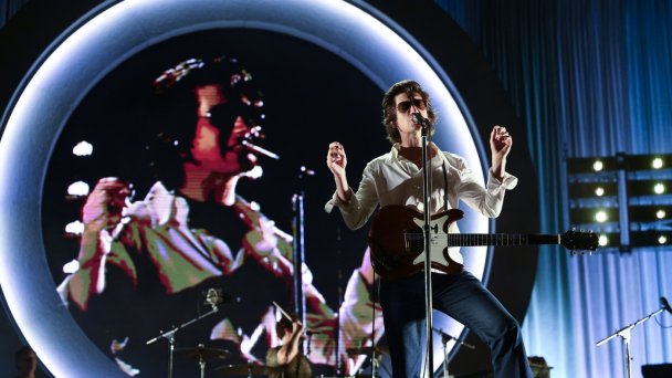 Алекс Тернер из группы Arctic Monkeys во время европейского тура 2023 года на фестивале Rock in Roma (Фото Domenico Cippitelli / IPA via ZUMA Press / TASS)