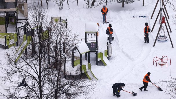 Уборка снега на улице Академика Королева (Фото Артема Геодакяна / ТАСС)