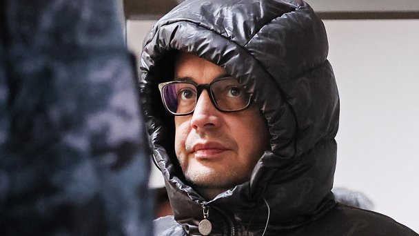 Рэпер Алексей Долматов (Гуф) в Наро-Фоминском городском суде (Фото Сергея Савостьянова / ТАСС)