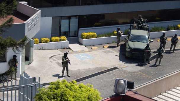 Военнослужащие несут охрану у здания Федеральной судебно-медицинской службы, где, по данным властей, находится тело лидера картеля Немесио Осегеры по прозвищу Эль Менчо (Фото Quetzalli Nicte-Ha / Reuters)