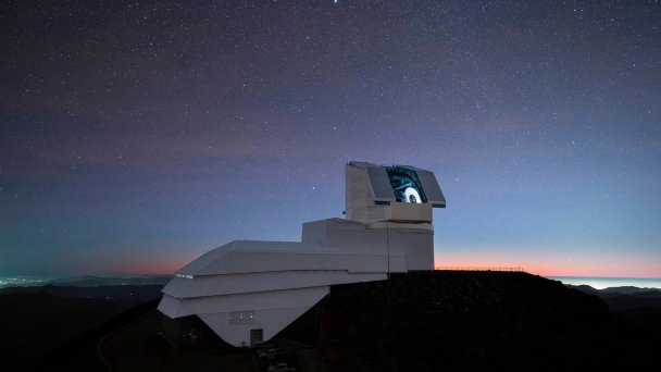 Телескоп обсерватории имени Веры Рубин (Фото RubinObs / NOIRLab/ SLAC / DOE / NSF / AURA / H. Stockebrand)