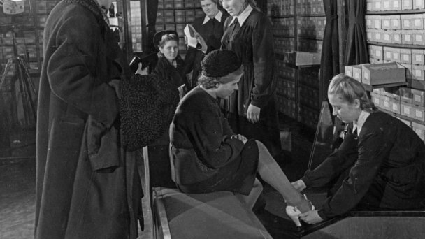 Женщина примеряет обувь в обувном отделе московского универмага, декабрь 1947 года (Фото Sovfoto / Universal Images Group / Getty Images)