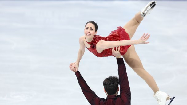 Дианна Стеллато-Дудек и Максим Дешан из сборной Канады выступают в произвольной программе парного фигурного катания (Фото Tang Xinyu / VCG / TASS)