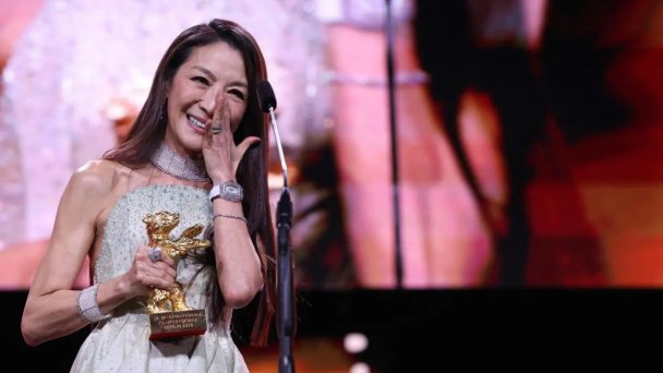 Актриса Мишель Йео, получившая главный приз 76-го Берлинского кинофестиваля «Золотой медведь» (Фото AP / TASS)