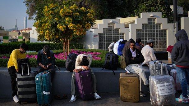 Пассажиры, застрявшие из-за закрытия международного аэропорта Дубая, ожидают помощи на парковке аэропорта. 1 марта 2026 года (Фото AP / TASS)