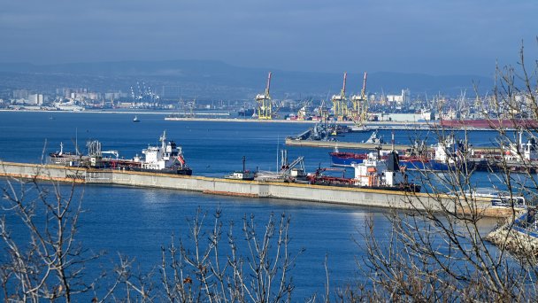 Танкеры на загрузке у причала нефтеналивного терминала в порту Новороссийска (Фото Игоря Онучина / ТАСС)