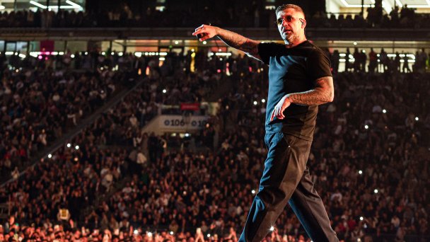 Рэпер Баста (Василий Вакуленко) во время выступления в «Лужниках» (Фото Арины Антоновой / ТАСС)