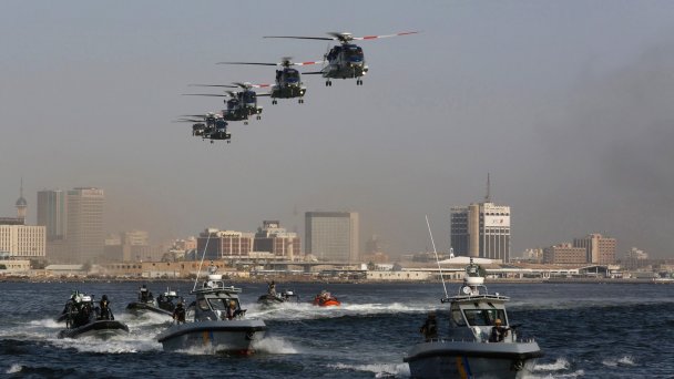 Вертолеты и катера во время военных учений сил безопасности Саудовской Аравии в Джидде (Фото Mohamed Alhwaity / Reuters)