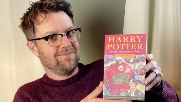 Директор аукционного дома редких книг Джим Спенсер с первым экземпляром книги «Гарри Поттер и философский камень» (Фото Rare Book Auctions / SWNS)