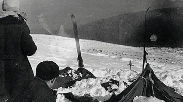 Палатка группы Дятлова, частично раскопанная от снега (Фото Soviet investigators / Public domain)