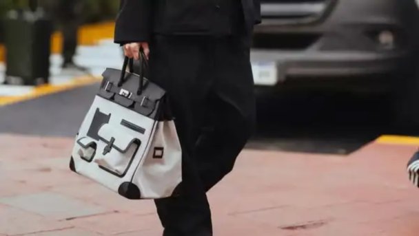 Лео Месси прилетел с роскошной сумкой Birkin (Фото DR)