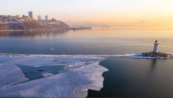 Владивосток. Вид на Токаревский маяк в проливе Босфор Восточный между материком и островом Русский. (Фото Юрия Смитюка / ТАСС)
