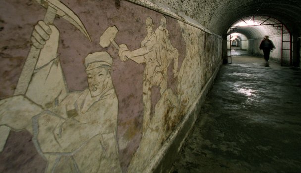 Мурал, посвященный строителям китайского Подземного города под Пекином, показывает, что тоннели копали практически вручную. (Фото Getty Images)