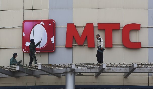 Логотип МТС в Ульяновске (Фото Максима Стулова / ТАСС)