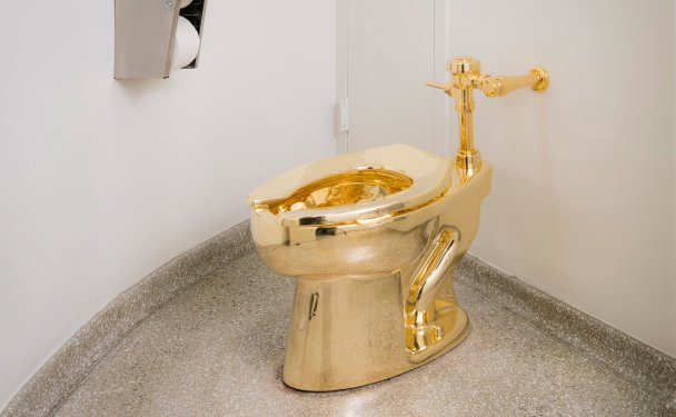 Маурицио Каттелан, «Америка» (Guggenheim Museum)