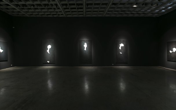 Выставка Виктора Алимпиева «Terrible as the moon» в галерее Vladey