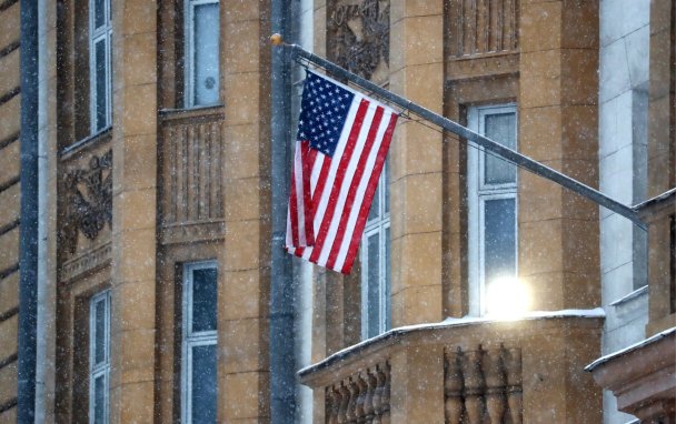 Флаг на посольстве США в Москве. Фото Сергея Фадеичева / ТАСС