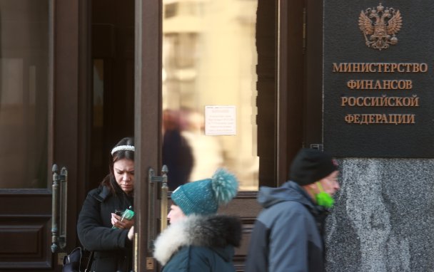 Вход в здание Минфина (Фото Сергея Фадеичева / ТАСС)