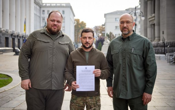 Владимир Зеленский (в центре) подписал заявку на ускоренное вступление Украины в НАТО (Фото офиса президента Украины)