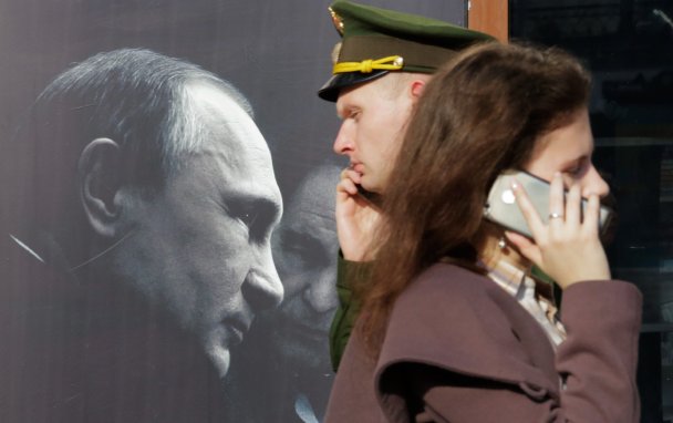 Плакат с изображением Владимира Путина (Фото Dmitri Lovetsky / AP/TASS)