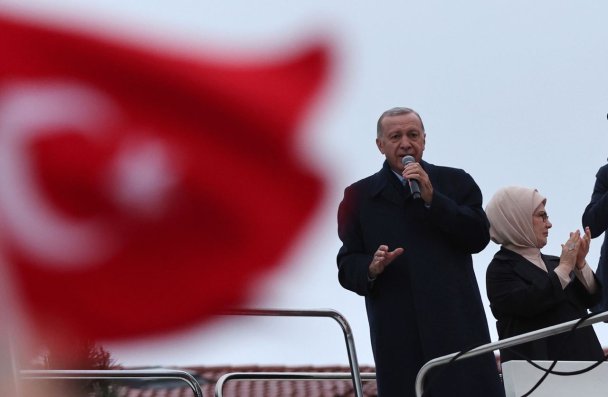 Эрдоган выступает перед сторонниками в Стамбуле после второго тура выборов (Фото Tolga Bozoglu / EPA / ТАСС) 