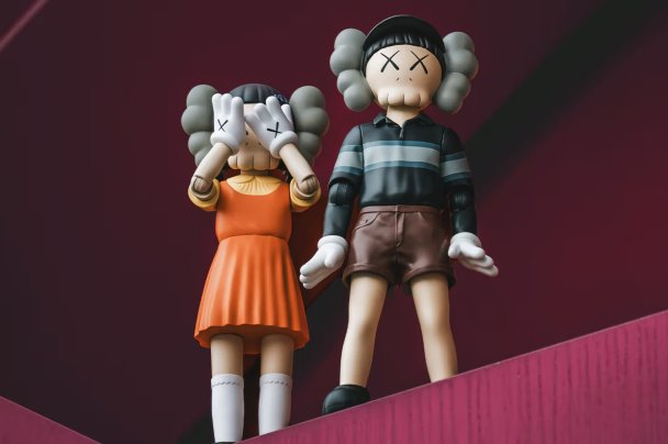 KAWS, фигурки к «Игре в кальмара» (AllRightsReserved)