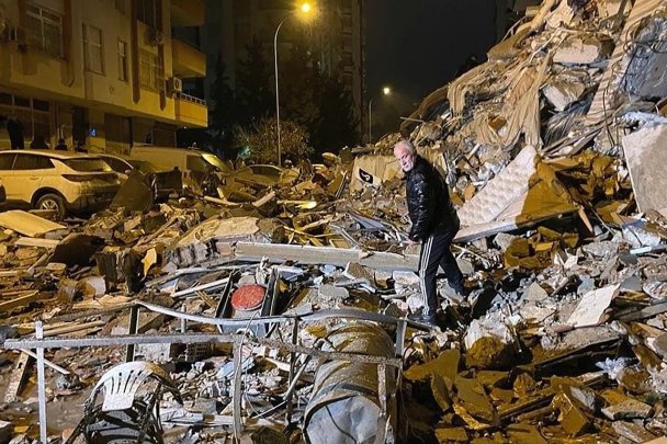 На обломках здания в турецком городе Диярбакыр, где произошло мощное землетрясение (Фото Depo Photos via AP / ТАСС)