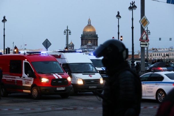 Автомобили экстренных служб у места взрыва в Санкт-Петербурге (Фото Александра Демьянчука / ТАСС)