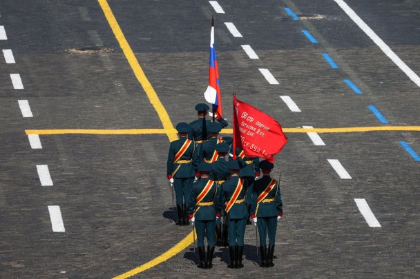 Военнослужащие парадных расчетов во время парада на Красной площади (Фото Сергея Бобылева / ТАСС)